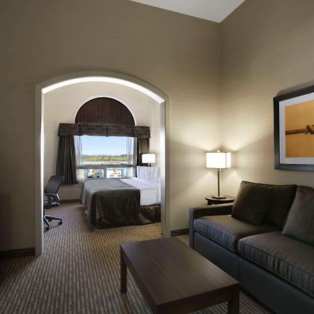 Ramada By Wyndham Conklin Hotel Екстериор снимка