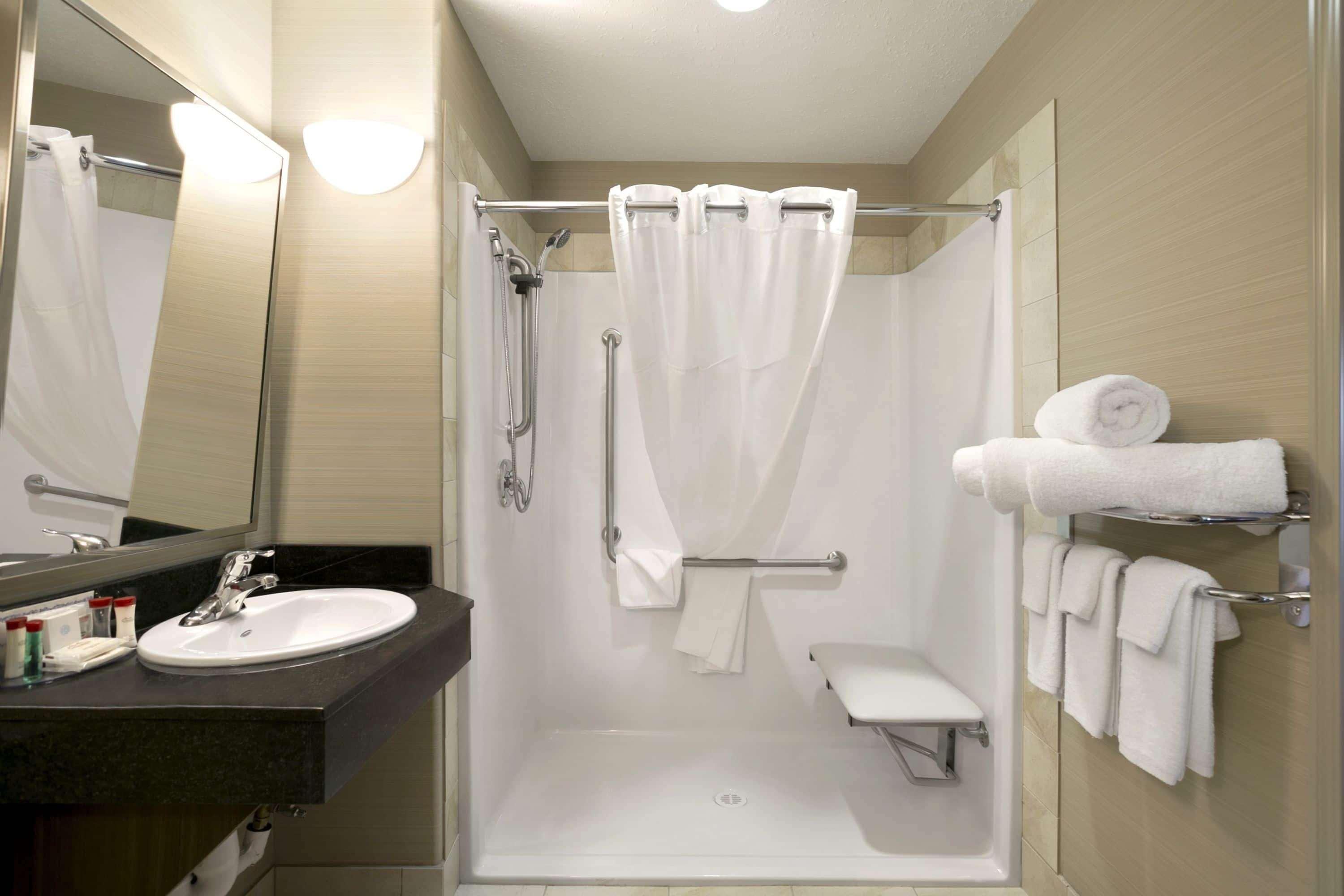 Ramada By Wyndham Conklin Hotel Екстериор снимка