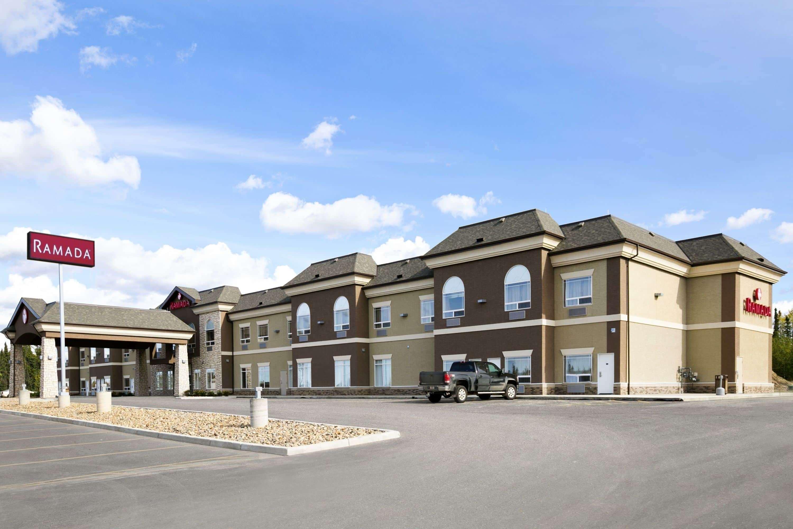 Ramada By Wyndham Conklin Hotel Екстериор снимка